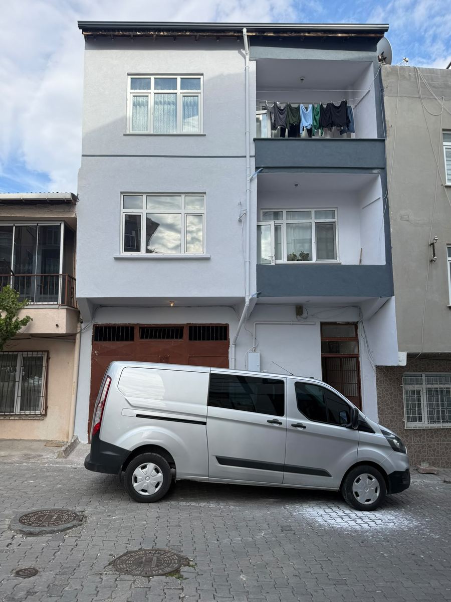 Üç katlı binanın boyanmış cephesi