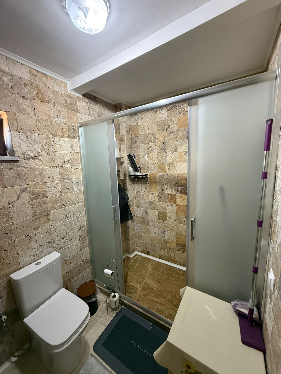 Doğal taş kaplı duş ve cam duş kabini