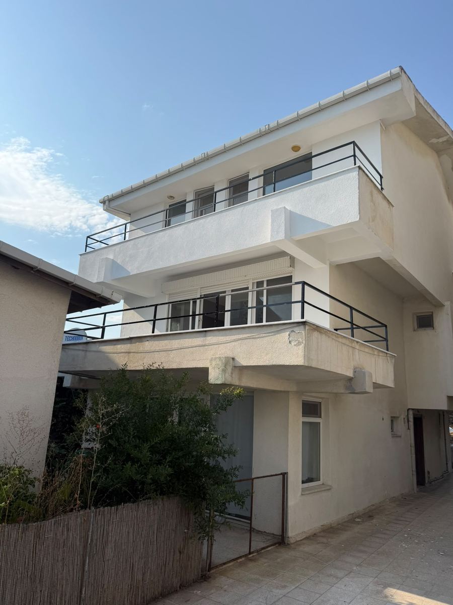 Balkonlu iki katlı evin boyalı dış cephesi