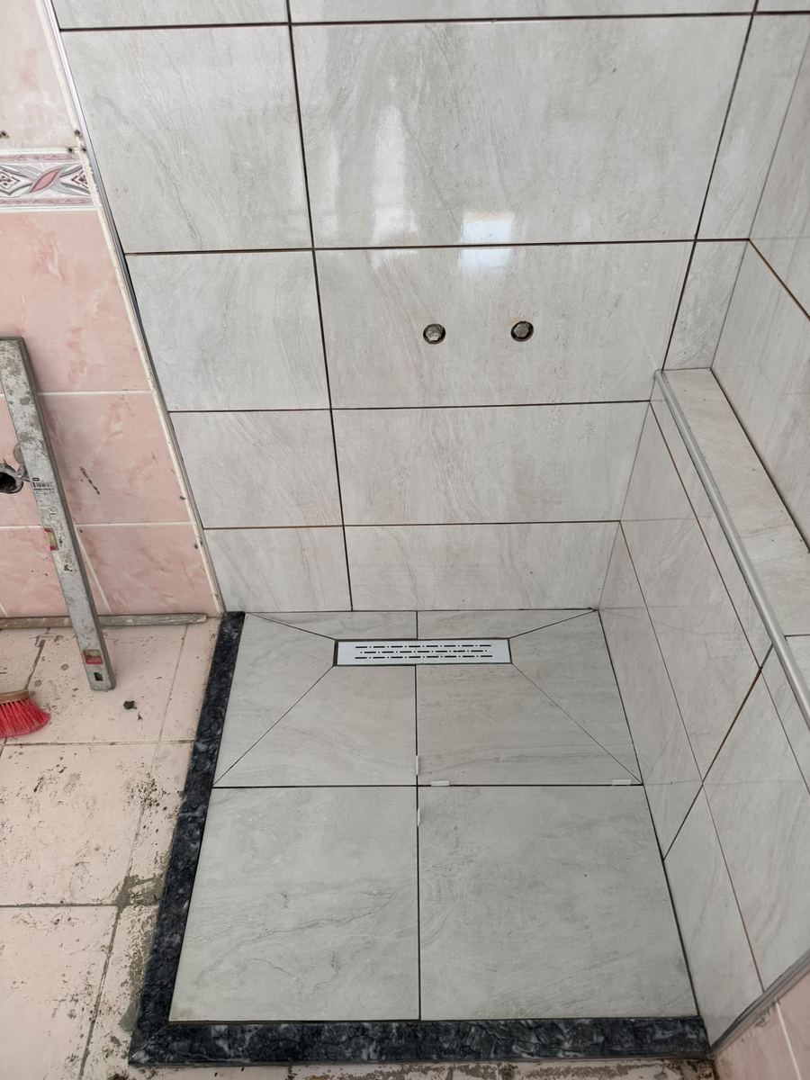 Duş tabanında eğimli seramik ve ızgara
