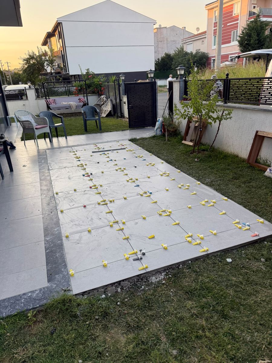 Bahçe terasında seramik döşeme yerleşimi
