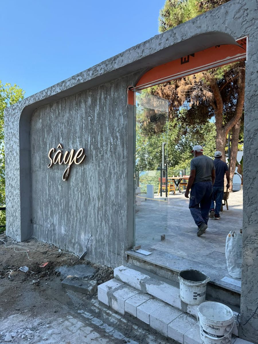 Kafe girişinde özel dokulu duvar ve yazılı tabela