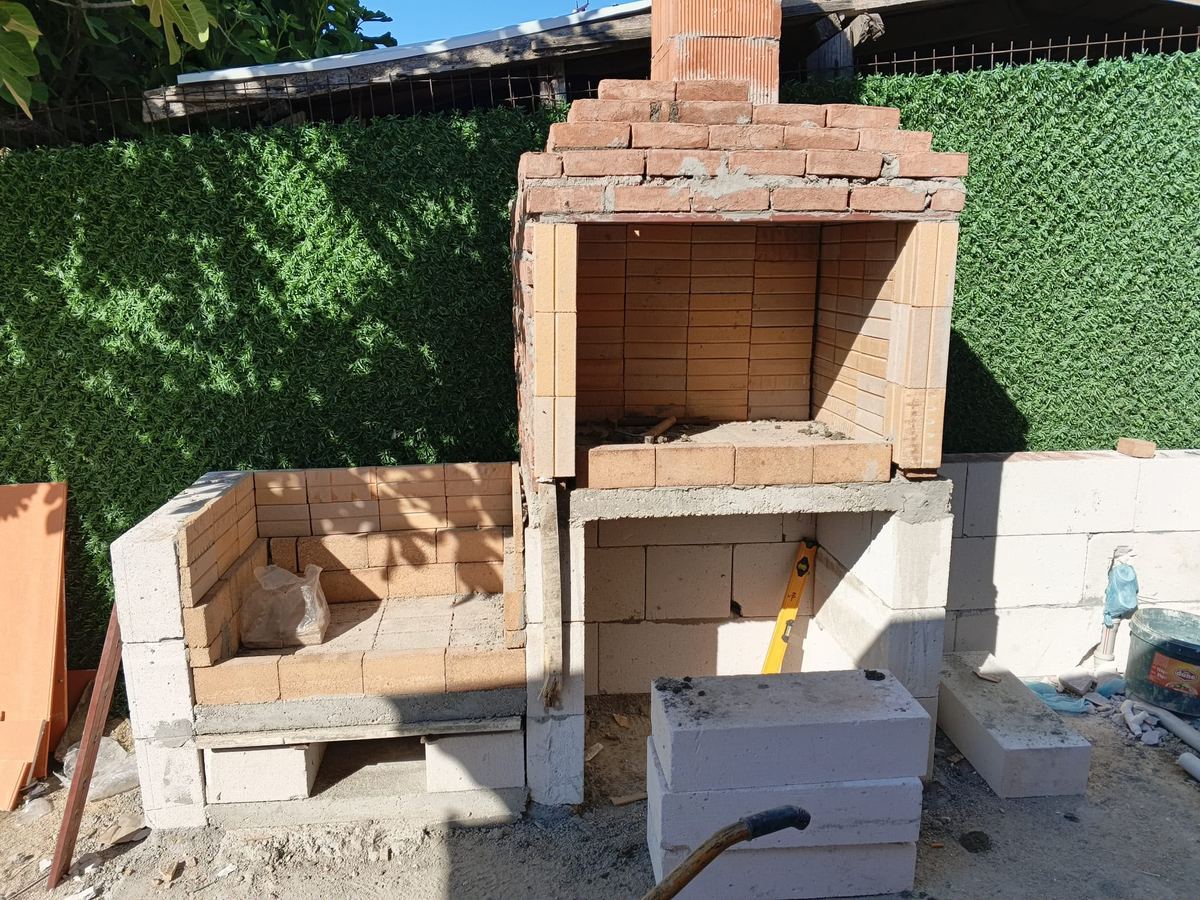 Bahçede tuğla barbekü ve oturma bankı yapımı