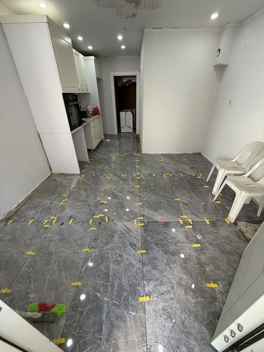 Dükkân zemininde büyük boy seramik döşeme