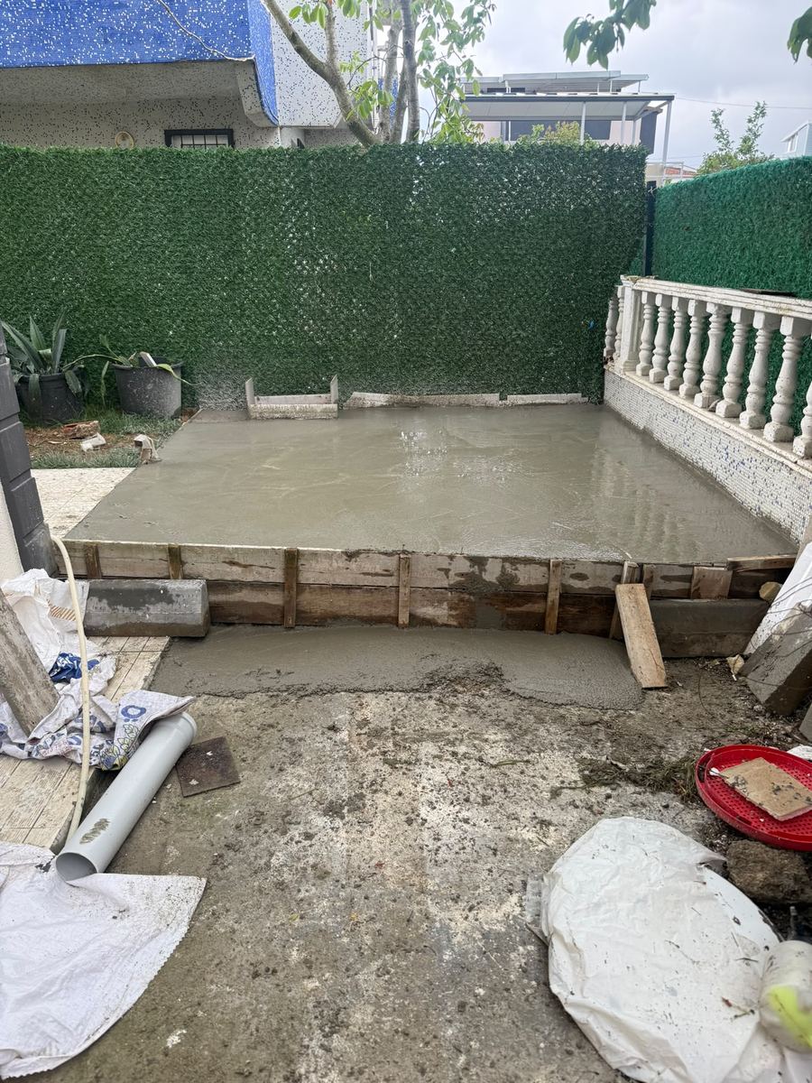 Bahçede yeni dökülen beton zemin