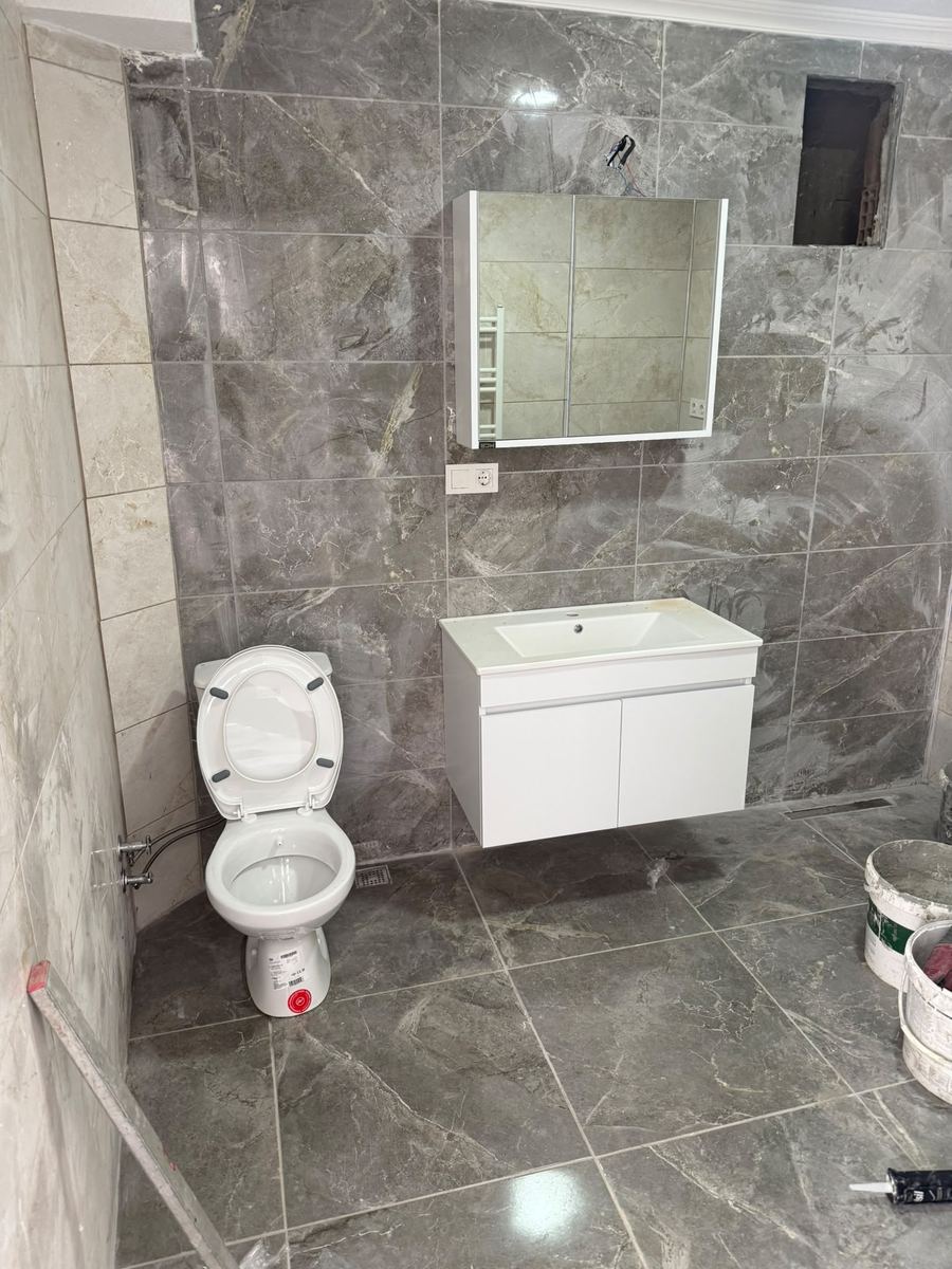 Gri mermer kaplı banyo ve asma lavabo