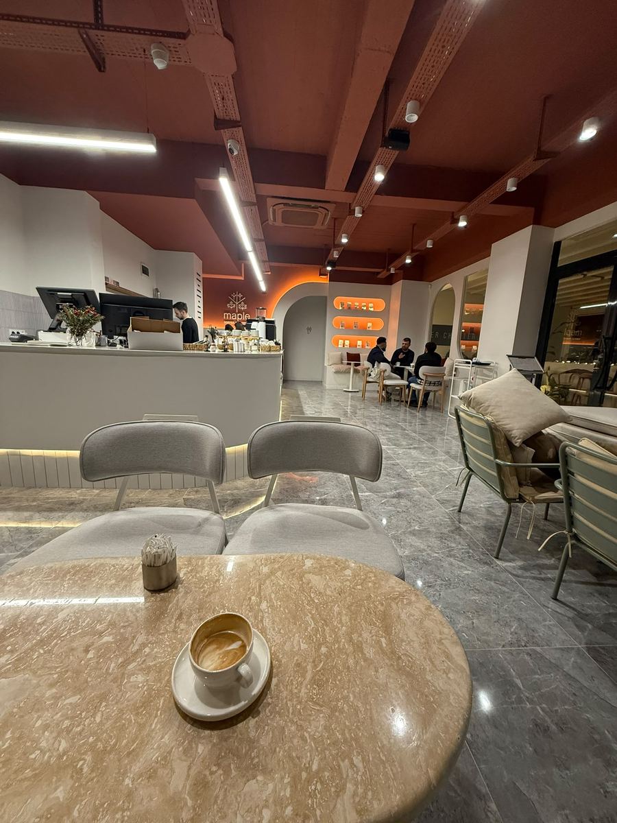 Tamamlanmış kafenin iç mekânı, bar ve oturma alanı