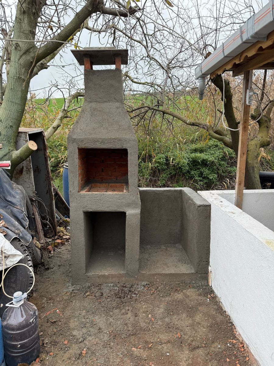 Bağ evi bahçesindeki sıvalı barbekü