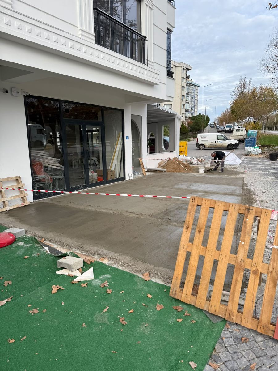 Kafe önünde hazırlanan beton zemin