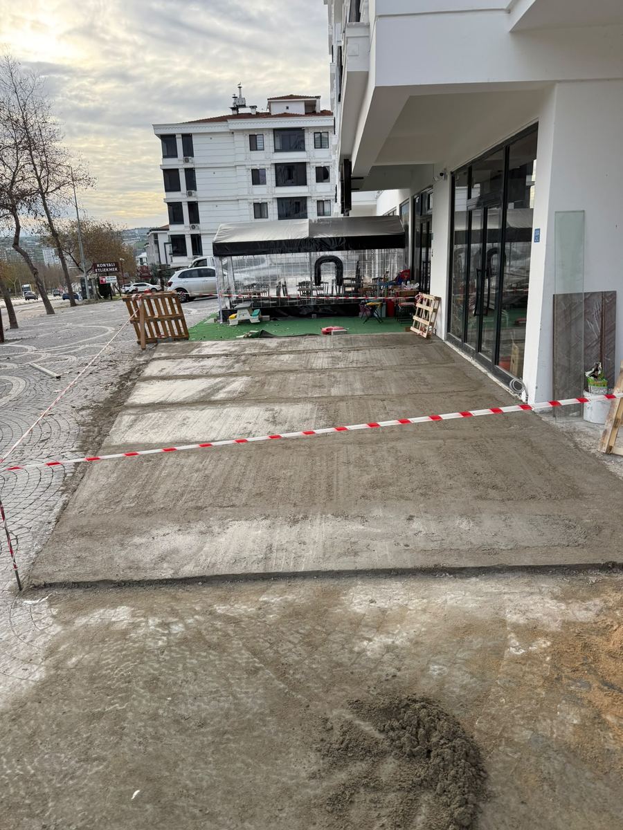 Kafe önü zemin hazırlığı ve güvenlik şeridi
