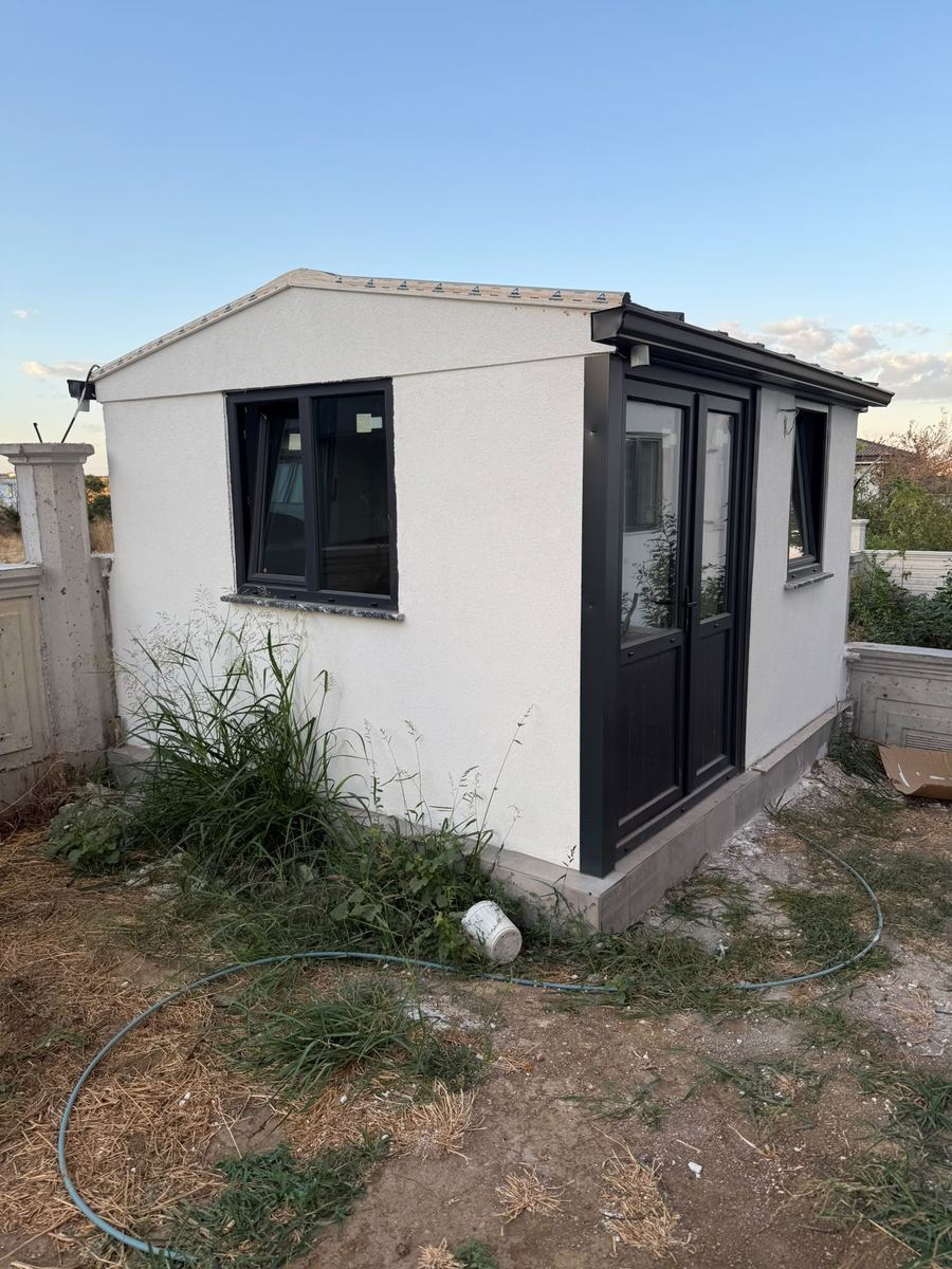 Beyaz sıvalı küçük müstakil yapı