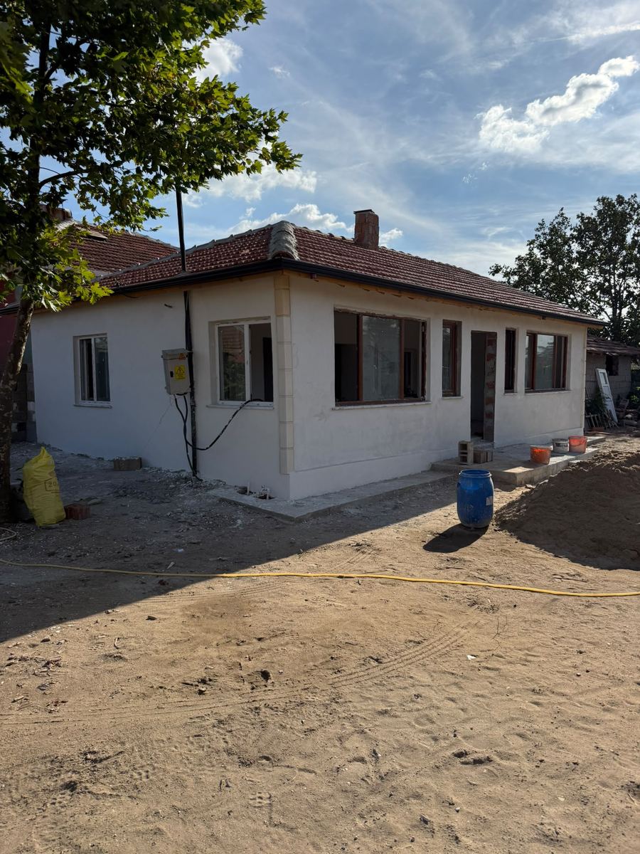 Müstakil evin beyaz boyalı dış cephesi