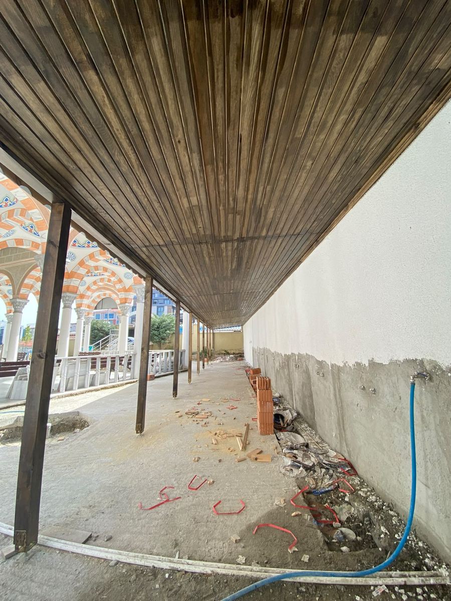 Ahşap tavanlı uzun sundurma